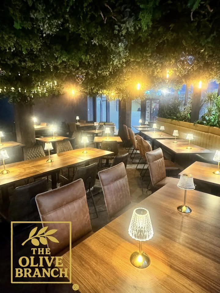 Dining room at The Olive Branch with foliage ceiling and table lamps